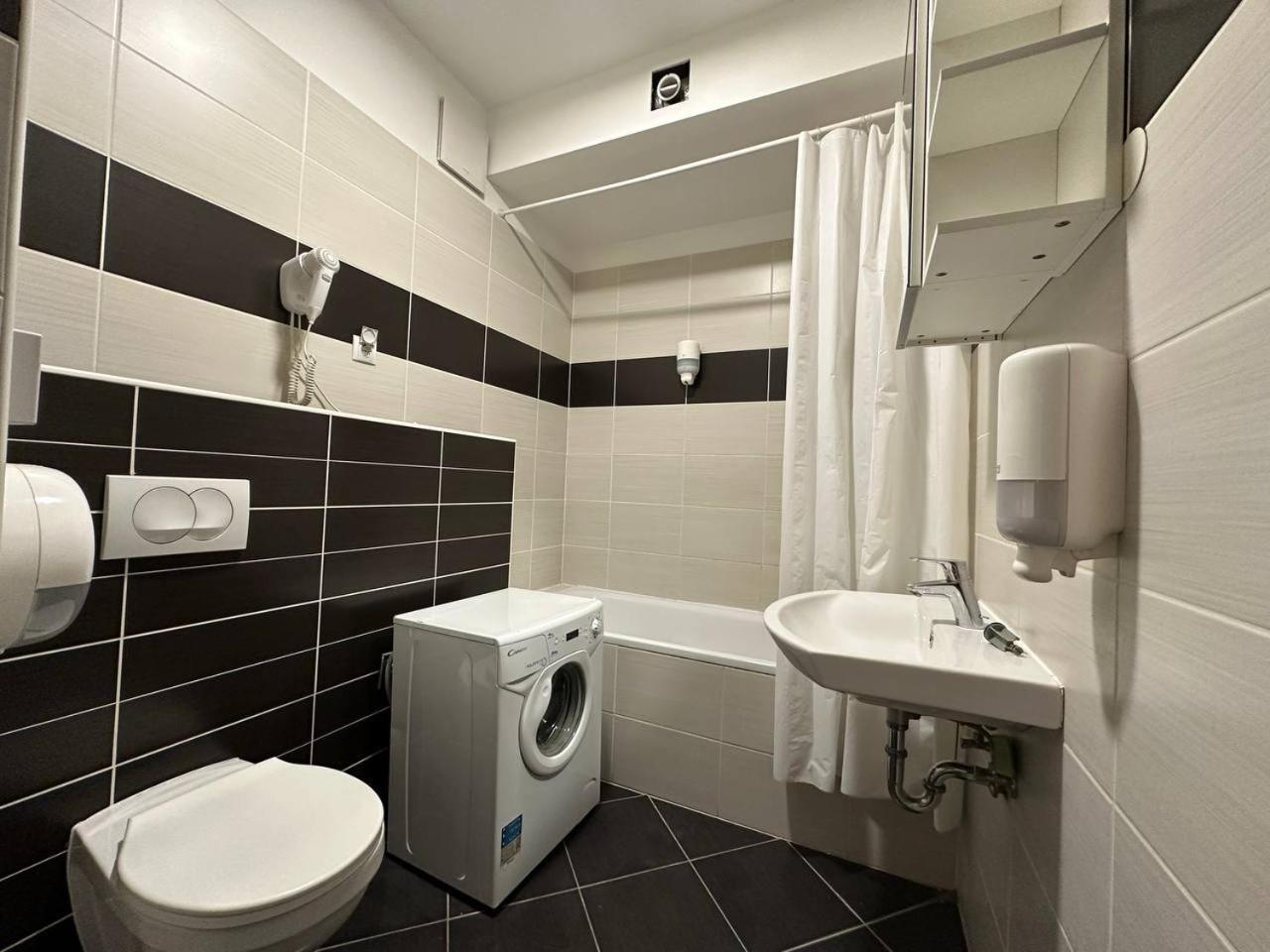 Sun Resort Residential Suite-Free Parking Garage Same Building Budapest Bagian luar foto
